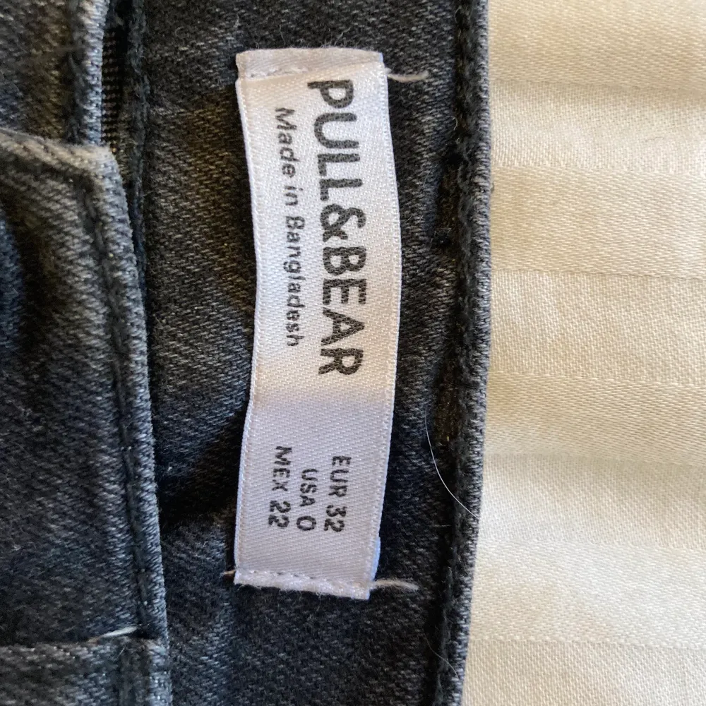 Högmidjade raka gråsvarta jeans från Pull&bear med slitdetalj längst ner. Helt oanvända, säljer eftersom jag inte använder högmidjade jeans. Skriv för mer info. Jeans & Byxor.