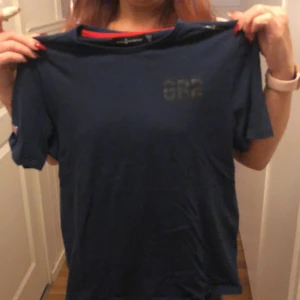 T shirt  - Skitnajs t shirt från sail racing. Köpt för 299kr, skick 7/10, säljs för 100kr. Marinblå med coola detaljer 