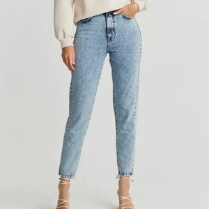 Gina jeans  - Färgen är samma som på första bilden!! Endast använda 2 ggr då jag råkade köpa i för stor storlek. Nypris 500kr. Jag är ca 161cm. Pris + 62kr frakt, hör av dig vid frågor och pris kan absolut diskuteras! 🦋
