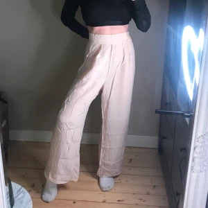 Utavängd byxa, 100% silke - Superfin somrig utsvängd byxa i 100% silke från Malina Wong. Är en ljus rosa färg som går mot det beiga hållet (se bild 3). Storlek 40- true to size 🌸 kan även posta, pris ex.frakt.