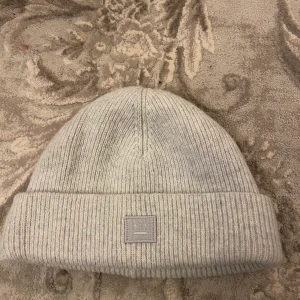 Ny Acne mössa - Jättefin oanvänd acne mössa. Säljer pga vill ha annan färg(kan bytas)