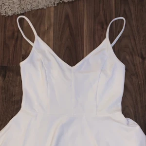 Fint linne  - Ett jättefint vitt linne, passar bra till sommaren men även till fina tillfällen. Går att frakta! 