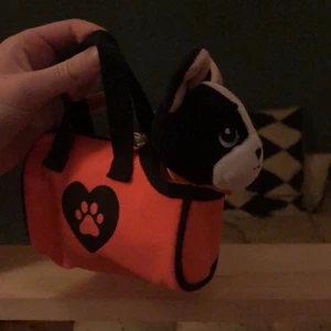 Gosedjurs hund - En gosedjurs hund med väska. Väskan har dragkedja och handtag. Tyvär klippte jag bort lappen när jag var liten. Priset går att diskutera!