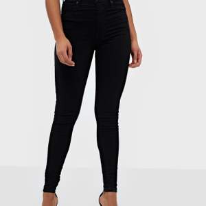 Levi’s svarta skinny jeans, strl W28 L30.  orginalpris 1000 kr men säljer för 200 eftersom de är lite urtvättade i färgen. Jättebra kvalite och de är köpa för 1 år sedan. 