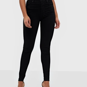 Levi’s Jeans W28 L30 - Levi’s svarta skinny jeans, strl W28 L30.  orginalpris 1000 kr men säljer för 200 eftersom de är lite urtvättade i färgen. Jättebra kvalite och de är köpa för 1 år sedan. 
