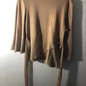 TRÖJA FRÅN BOOHOO - Jätte fin och elegant tröja från BOOHOO. Aldrig använd. Går att knyta både fram och bak. Storlek M men passar även S om man vill.