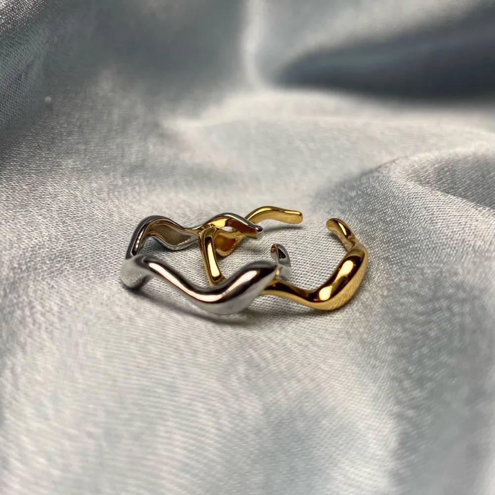 Vi säljer just nu ringen ’WAVY’ i både silver och guld. Ringen är i Sterling Silver 925 och den guldfärgade ringen är pläterad med 18K. Båda ringarna är justerbara och passar vardera finger. OBS! Det är bara få ringar kvar!. Accessoarer.