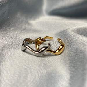 Vi säljer just nu ringen ’WAVY’ i både silver och guld. Ringen är i Sterling Silver 925 och den guldfärgade ringen är pläterad med 18K. Båda ringarna är justerbara och passar vardera finger. OBS! Det är bara få ringar kvar!