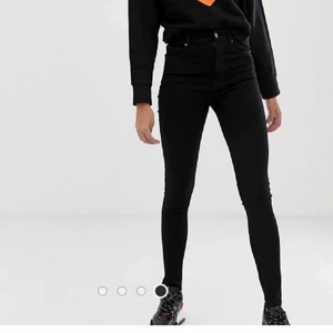 HELT NYA Pull & Bear svarta jeans 42 - Alla tags kvar! Nypris 273:- på Asos. 32/33" Frakt tillkommer på 60:- Djur och rökfritt. Samfraktar gärna, kika in mina övriga annonser nu sänker jag många priser!