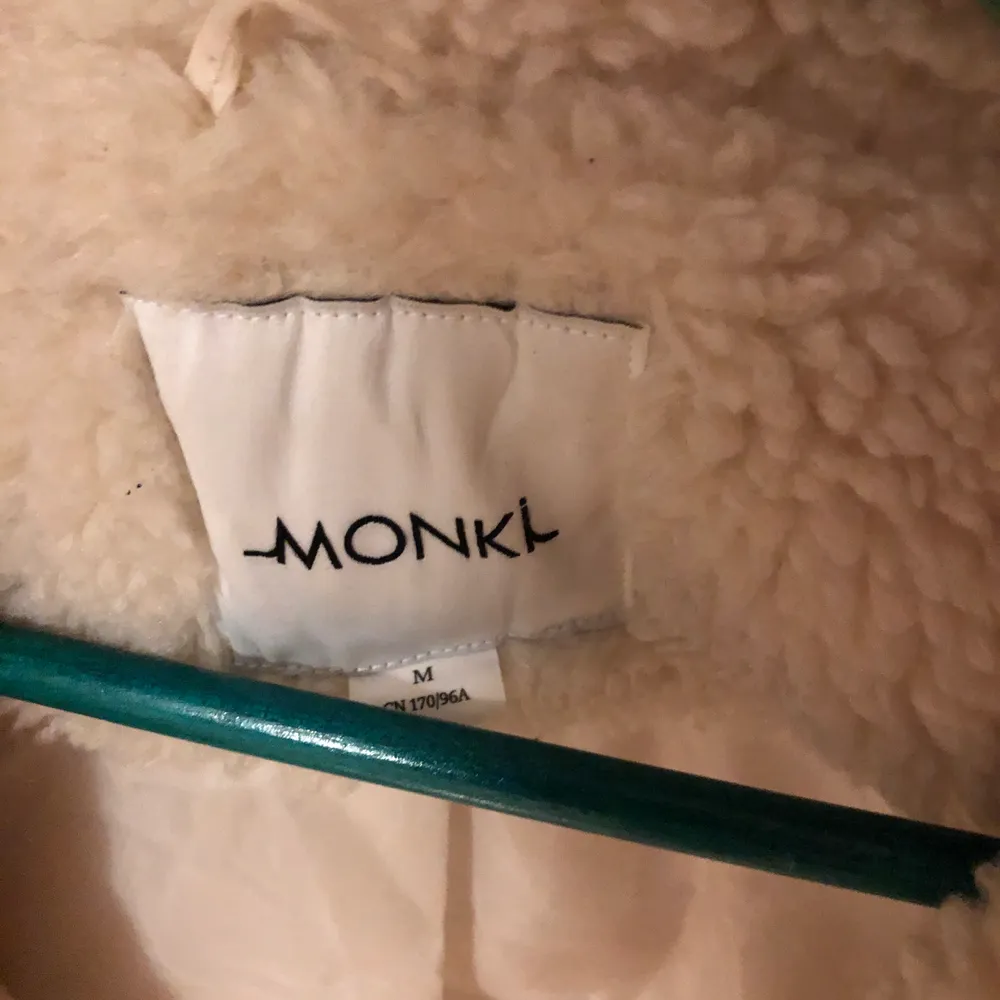 Teddykappa från Monki i strl M! I fint skick, säljer då jag bara använt den ett fåtal gånger.. Jackor.