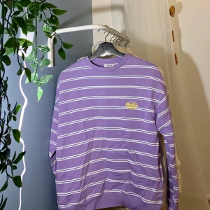 Junkyard lila sweater/tröja  - Älskade!! denna tröjan förut men den är inte min stil längre. Har inga fläckar utan är som ny. Är något oversized mån går att vika in och upp om man vill. Frakt tillkommer. Pris kan diskuteras.