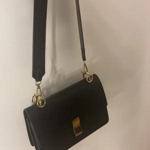 Väska  - En super fin väska från Gina Tricot! Säljer den för att den inte kommer till användning längre.                                            Är i jätte fint skick🤩