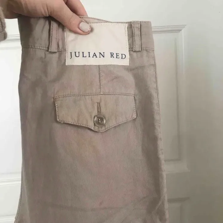 Skitcoola vintagebyxor från märket Julian Red. De är vida och går rakt ner. Säljer pga att de blivit för korta. . Jeans & Byxor.