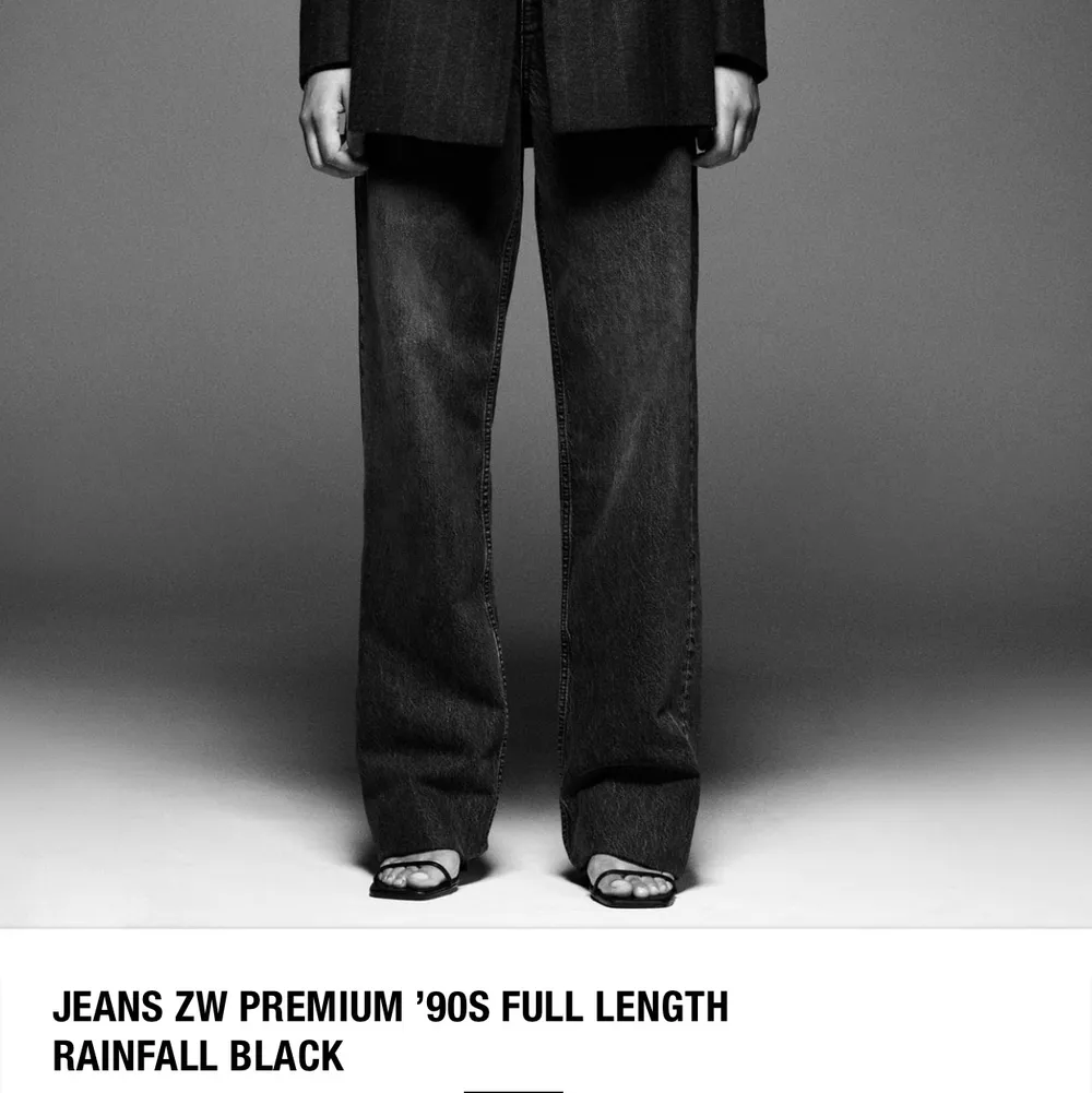 Helt nya jeans från zara, som tyvärr var för stora för mig, säljer för 150kr + frakt 🤍 (har klippt dom lite så dom ska passa mig som är 170ish, dom är inte klippta på bilderna). Jeans & Byxor.