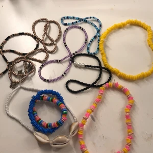 Egengjorda halsband/armband  - Egengjorda halsband. 15= dom som är vanliga pärlor + armband, 30= det gula och rosa gula, 45= snäckhalsbandet. Allt tillsammans 100kr. Köparen står för frakt. Bandet är elastisk så man kan bara slide on slide off❤️❤️