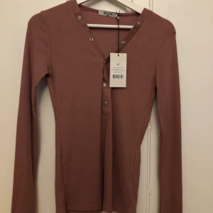 Button rib top - Helt ny ribbad topp från Nelly, bara testad