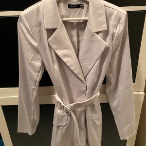 Boohoo - Snygg silvrig klänning från Boohoo! Aldrig använd. Storlek 38!