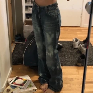 Blekta lee-jeans - Skitsnygga och coola blekta lee-jeans. Passar xs och s. Skriv för mer info