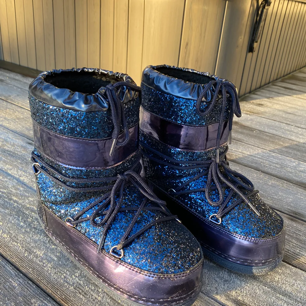 Sjukt snygga inspirerande Moon Boots i storlek 39-40. köpte dem nu i vinter men är tyvärr fel storlek. Ordinarie pris 800kr.. Skor.