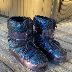MOONBOOTS STRL 39-40 - Sjukt snygga inspirerande Moon Boots i storlek 39-40. köpte dem nu i vinter men är tyvärr fel storlek. Ordinarie pris 800kr.