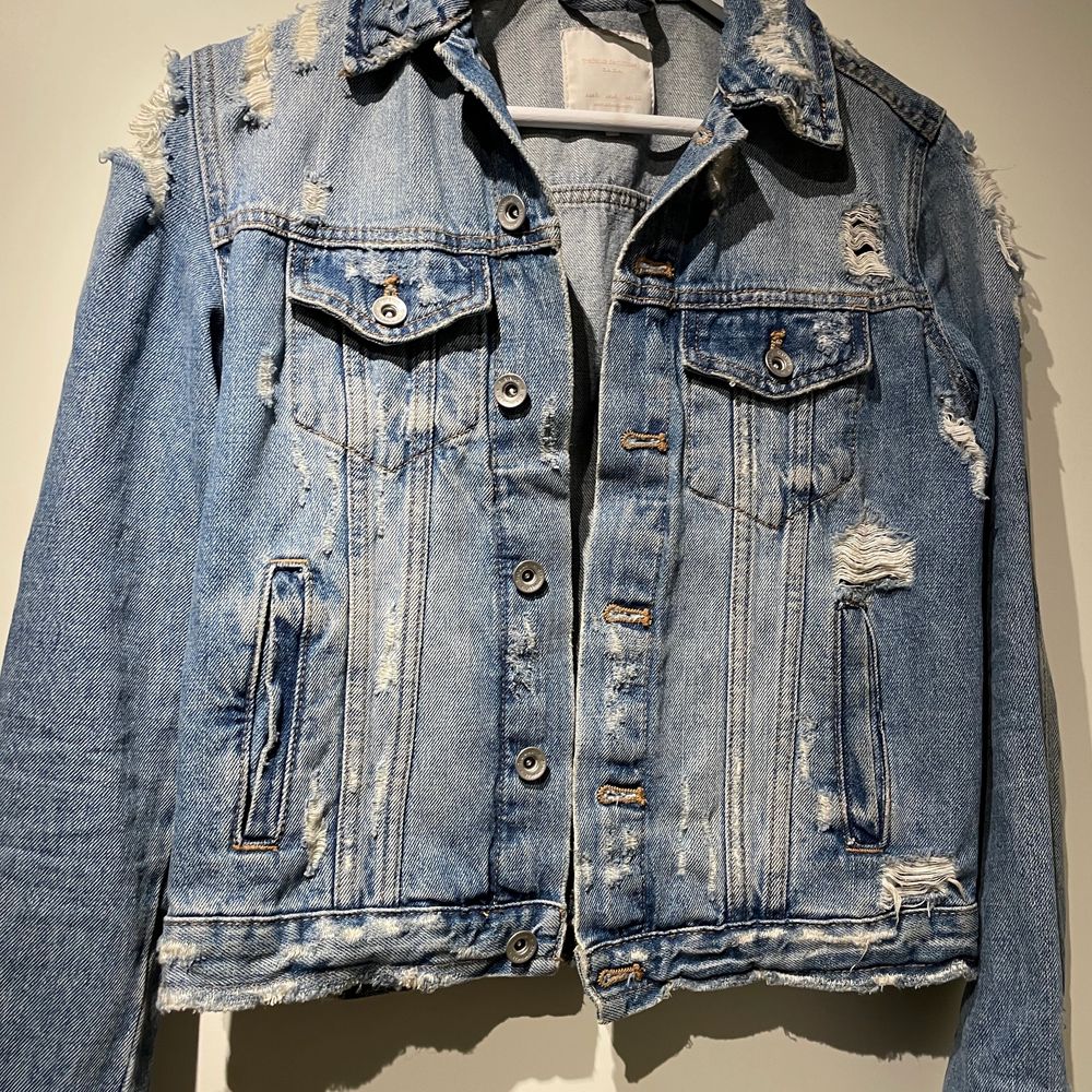 Fin jeansjacka från zara med slitningar. Sitter ganska tight så inte oversize. Mycket fint skick. Frakt 50kr. Jackor.