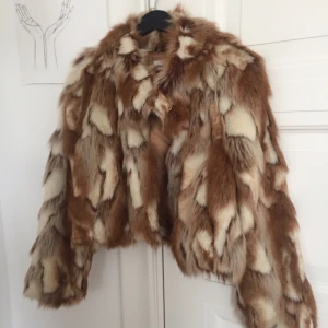  - Finaste (faux fur) jackan! Det är en lite kortare modell men täcker helt klart även om du har en lågare modell på dina byxor. Säljer då den tyvärr har fått hänga i garderoben istället för att bli buren. Köparen står för eventuell fraktkostnad!