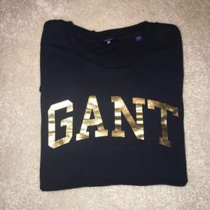 Säljer en populär GANT collage tröja i storlek small. Färgen är marinblå med guldigt tryck. 