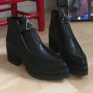  - Coola spetsiga boots från Yru. Oanvända. ⭐️⭐️⭐️