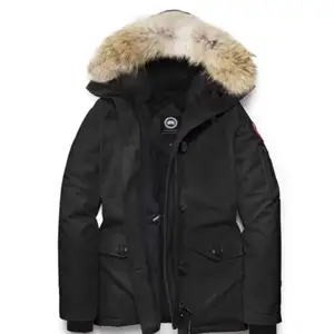 Montebello Parka fusion fit. Använd men hel, ingen slitage finns. Svart. Läs mer på canada goose hemsida om fusion fit(den är lite liten i storleken) Storlek L men mer som M. Självklart med päls. Nypris 7800kr. 