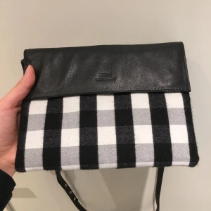  - HOPE’s populära ”Bring bag” i färgen ”Black check” . Finns ute i butik nu. Org pris 1600kr Klassisk axelväska med justerbar rem. Två olika fack med en magnetstängning på ena och dragkedja på andra.  Mått : höjd 16cm, bredd 22cm!🌸
