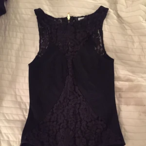  - Svart body med spets