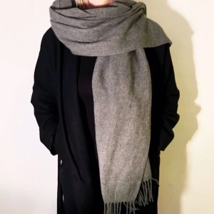  - Grå halsduk säljes för 50kr, frakt tillkommer.  Betalning sker via swish