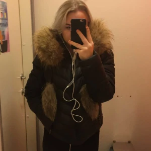  - Någon som är intresserad utav denna jackan från Hollies, köpte den förra veckan av en tjej men känner inte att jag är bekväm i den. Äkta päls
