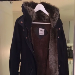  - Jacka från only med päls inuti, Strl M 