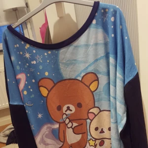  - Säljer en tröja köpt från kawaiishop. Använt typ fyra gånger och tappade intresset för den. Den är supersöt dock och är one size så man kan ha den lite hur som helst, man ser inte stor ut i den på det sättet men den är allmänt skön och gosig nu på hösten! Köpte den för 400 kr så tänker sälja den för 250 till att börja med.
