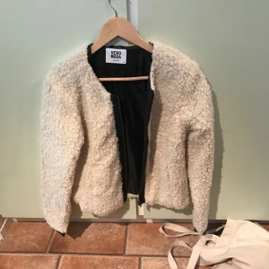  - Jacka fr Vero Moda. Har bara hängt i garderoben sen jag köpte den!   Finns i saltsjö-Boo  Kan även frakta, mot att köparen betalar frakt! 🙂