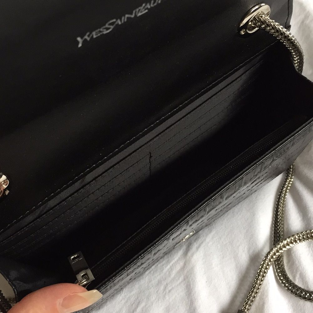 Ysl bag äkta läder. Den är ej köpt i affär och har därför inget nummer så därav ej äkta. Riktigt snygg party väska. Ett större fack med flera korthållare, ett fack med dragkedja samt ett litet fack för tex mobil. Köpt för 2500kr. Aldrig använd. Frakt tillkommer. Kan skicka mer bilder. . Väskor.
