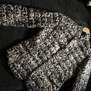  - Den är i mycket bra skick, finns inga fel på jackan  