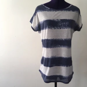  - t-shirt med coolt mönster. man ser hur kvallen är på bilderna. passar dig som har XS-M. kmr lägga upp många annonser närmsta tiden och ju fler plagg du vill ha, desto större mängdrabatt får du. möts upp i sthlm eller skickar om du betalar frakten.