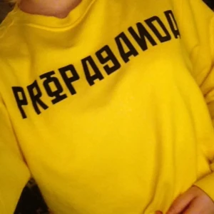  - Jättemysig tjocktröja från carlings med texten "propaganda" med en rysk twist ! 