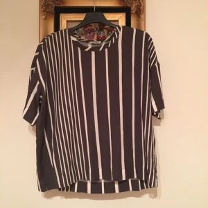  - Vitgrå randig T-shirt från Weekday! Cool design med ränder i olika bredder. Sitter mer som en S än en XS. Frakt tillkommer om vi inte kan mötas upp i Lund🌟