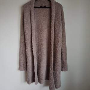 Very warm Beige wool cardigan, in good condition 40% acrylic 35% wool 14% alpaca  +29kr for shipping