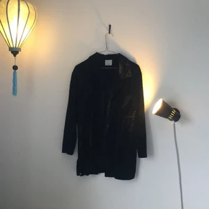  - Snygg svart sammetskavaj med blommigt mönster. 