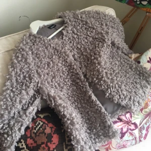  - Fuskpäls från kappahl fint skick storlek L/42. Köpt för 599