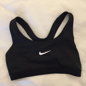  - Nike sport bh i nyskick! Använd några gånger men det syns verkligen inte. Den är lite för liten för mig så jag bedömer den som en XS. 
