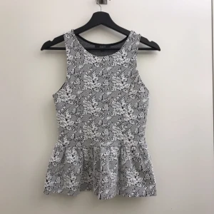  - Superfin peplumtopp i storlek XS. ✨ Hämtas i Uppsala eller fraktas till önskad adress. 