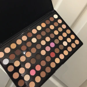  - 72 skuggor! Endast en skugga är testad så den ser nästintill orörd ut