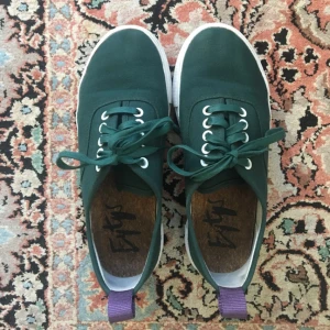  - Superfina gröna Eytys m 3,5cm hög sula säljes pga liite för små för mig! Inköpta maj 2017 för 1000kr och sparsamt använda. 400kr prutat och klart (exkl. frakt). Kan mötas upp i Göteborg alt. skicka på post! 