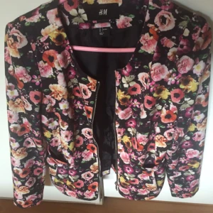  - Superfin blommig kavaj från H&M! 🌸 nyskick!! Frakt på 42kr tillkommer!