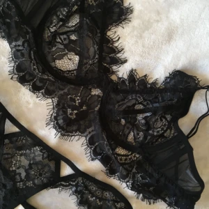 - Helt nytt underklädesset i spets. Lappar kvar samt skyddet på trosorna. Kan skickas, köparen står då för frakten.